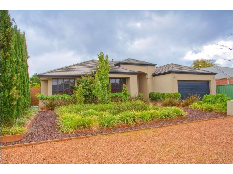 32 Faversham Avenue, Lake Gardens VIC 3355