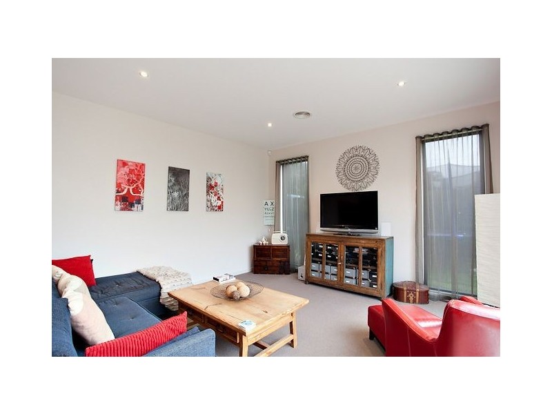 32 Faversham Avenue, Lake Gardens VIC 3355