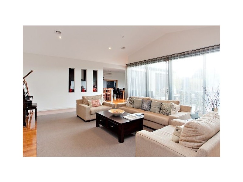 32 Faversham Avenue, Lake Gardens VIC 3355