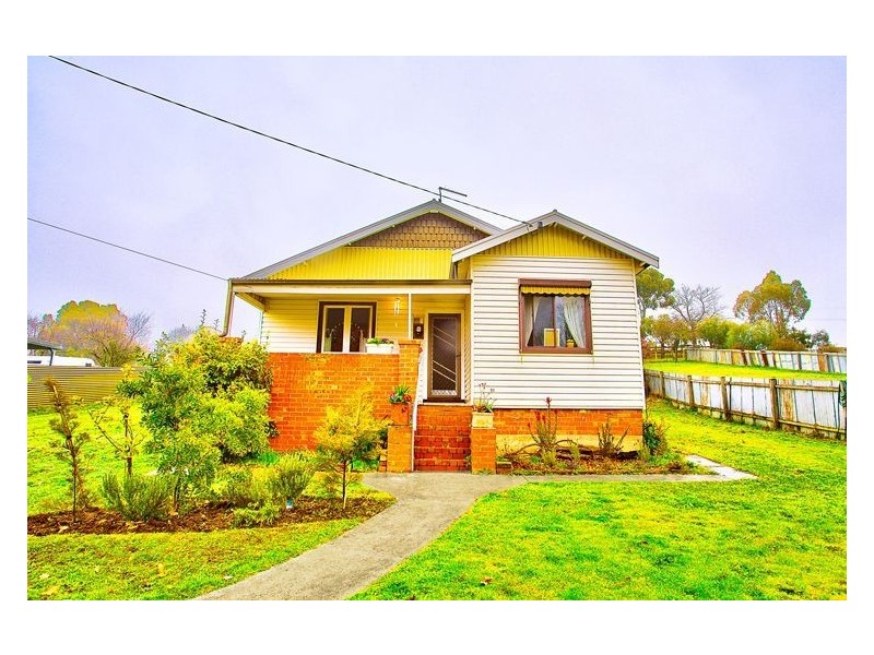 17 Melbourne Road, Creswick VIC 3363