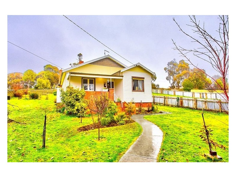 17 Melbourne Road, Creswick VIC 3363