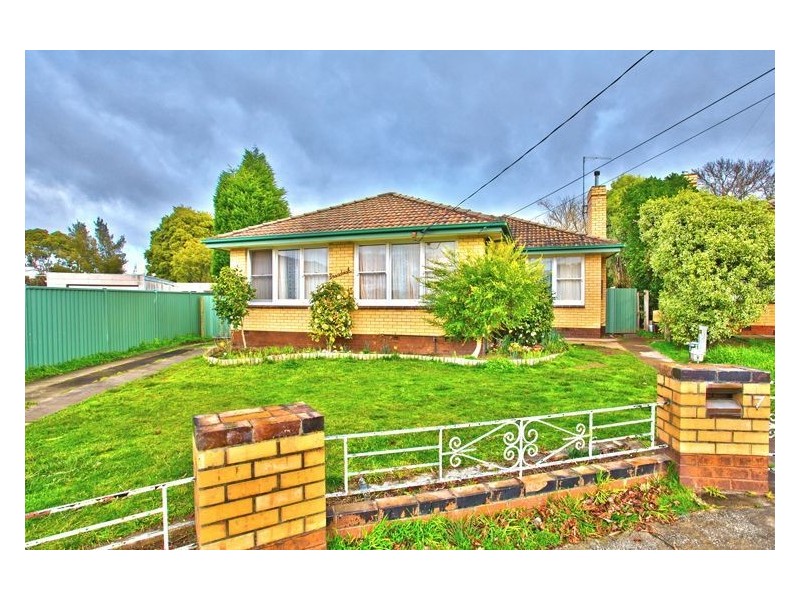 7 Oak Street, Wendouree VIC 3355