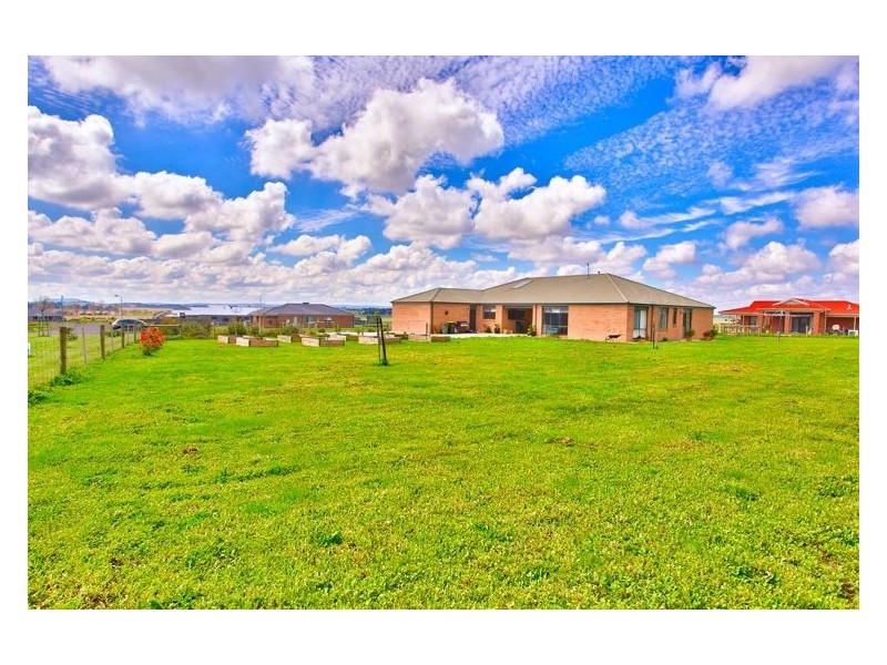 48 Windermere Way, Cardigan Village VIC 3352