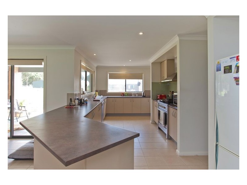 48 Windermere Way, Cardigan Village VIC 3352