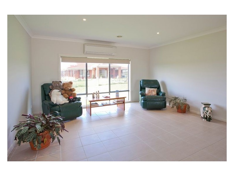 48 Windermere Way, Cardigan Village VIC 3352