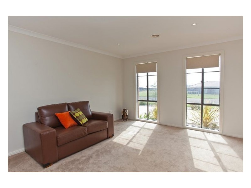 48 Windermere Way, Cardigan Village VIC 3352