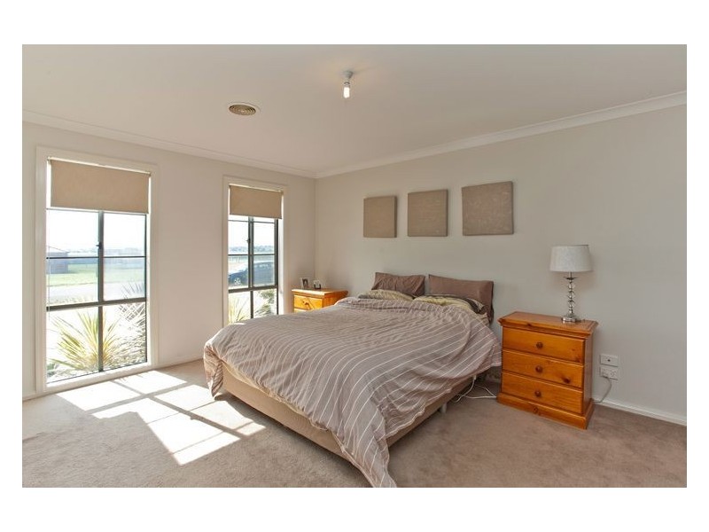 48 Windermere Way, Cardigan Village VIC 3352