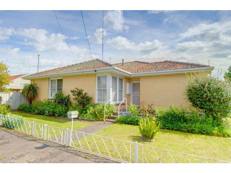 25 Browns Parade, Wendouree VIC 3355