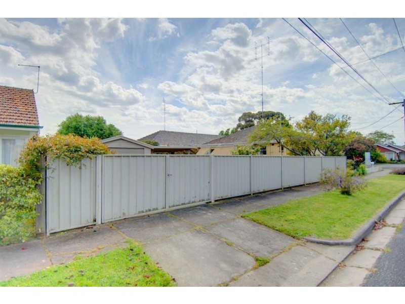 25 Browns Parade, Wendouree VIC 3355