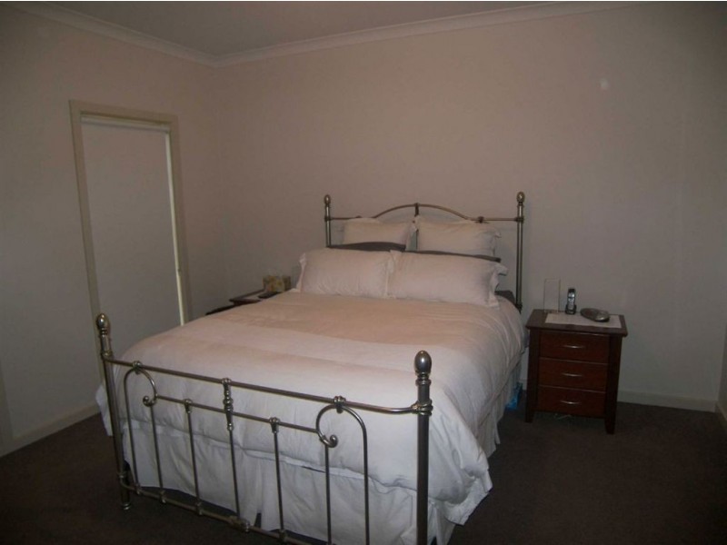 1/17 Namron Court, Miners Rest VIC 3352