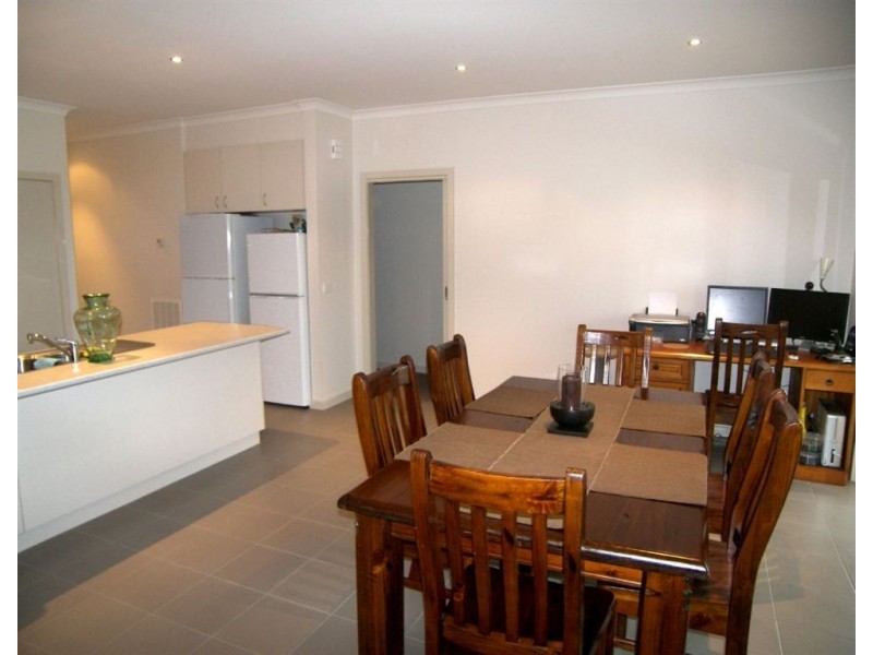 2/17 Namron Court, Miners Rest VIC 3352