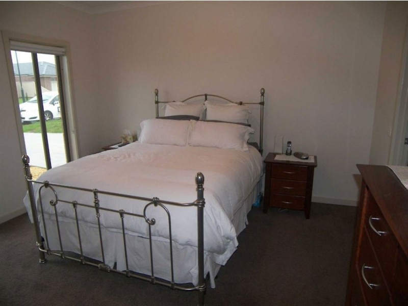 2/17 Namron Court, Miners Rest VIC 3352