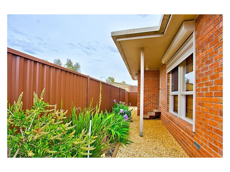 2/8 Darling Street, Sebastopol VIC 3356