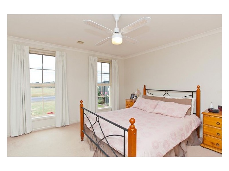 13 Ealing Avenue, Wendouree VIC 3355