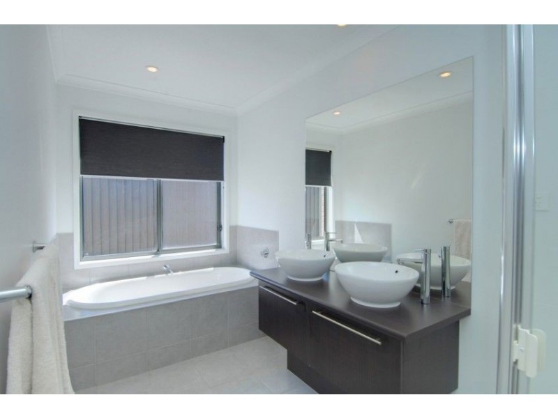 15 Cartledge Avenue, Mount Clear VIC 3350