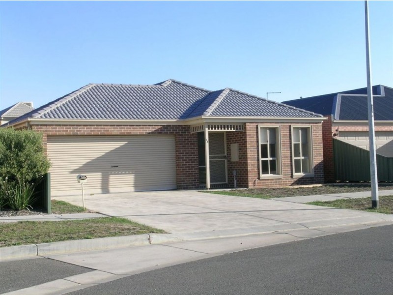 18 Taunton Place, Lake Gardens VIC 3355