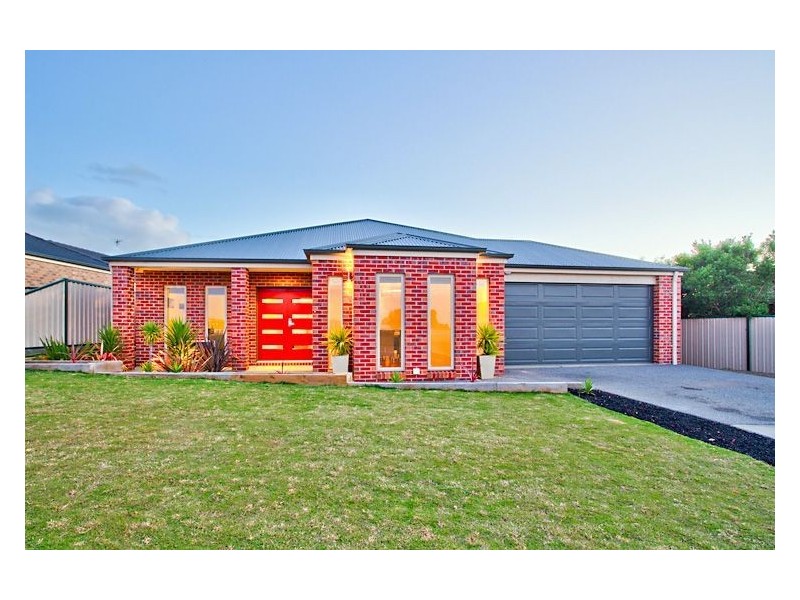 8 Horwood Drive, Mount Clear VIC 3350