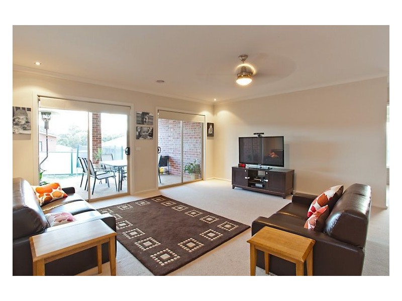 8 Horwood Drive, Mount Clear VIC 3350