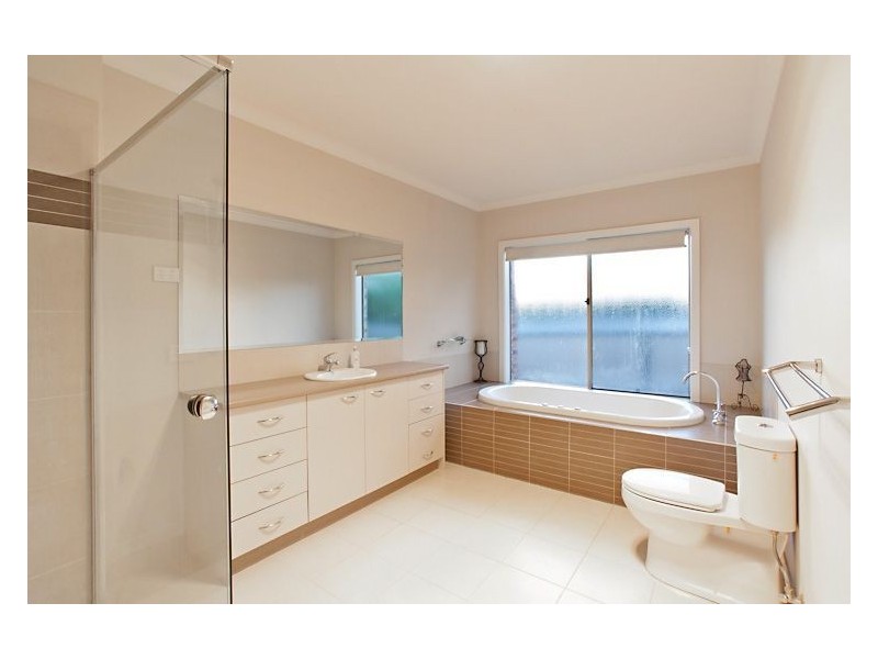 8 Horwood Drive, Mount Clear VIC 3350