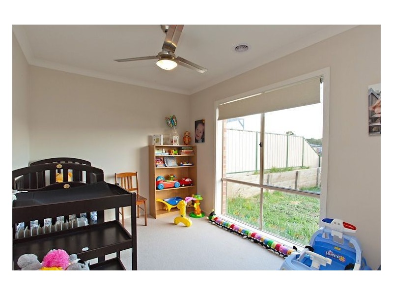 8 Horwood Drive, Mount Clear VIC 3350
