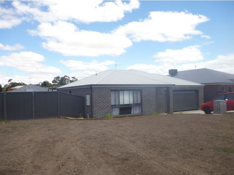 9 Cartledge Avenue, Mount Clear VIC 3350