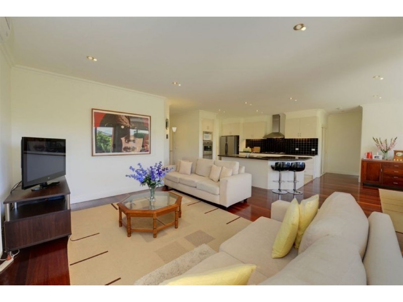 32 St Chester Avenue, Lake Gardens VIC 3355