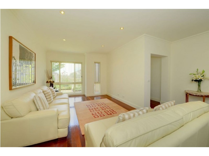 32 St Chester Avenue, Lake Gardens VIC 3355