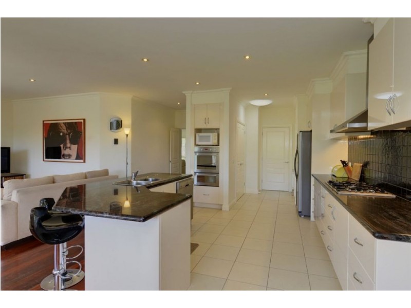 32 St Chester Avenue, Lake Gardens VIC 3355