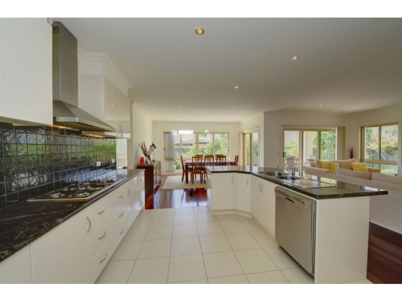 32 St Chester Avenue, Lake Gardens VIC 3355