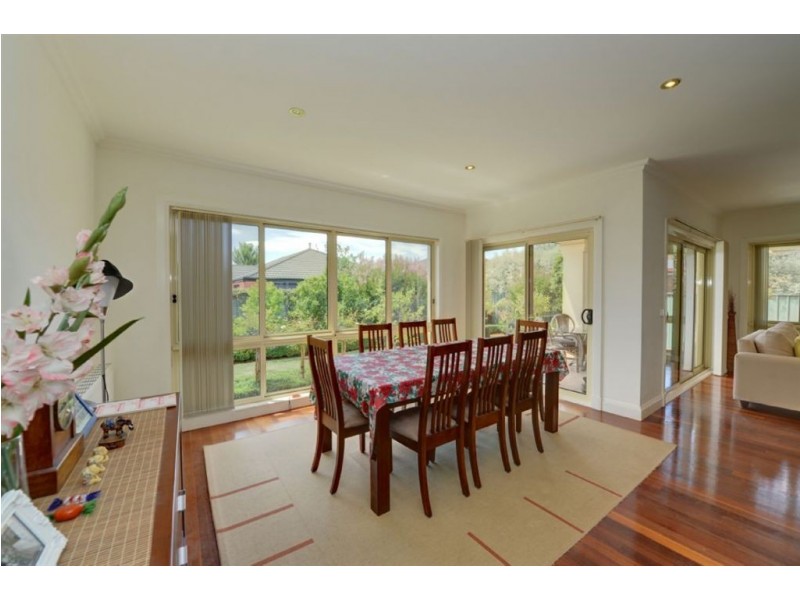 32 St Chester Avenue, Lake Gardens VIC 3355