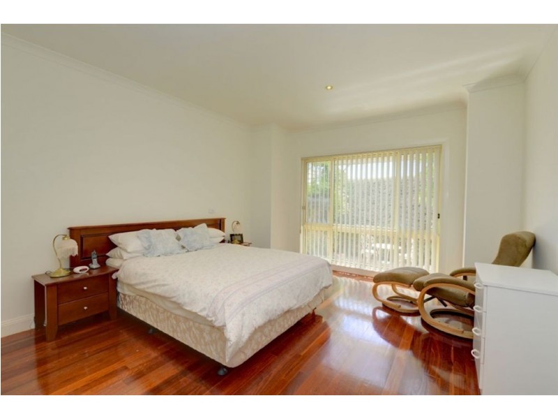 32 St Chester Avenue, Lake Gardens VIC 3355