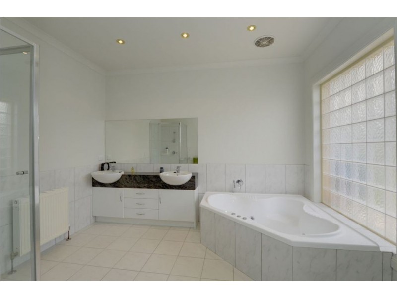 32 St Chester Avenue, Lake Gardens VIC 3355