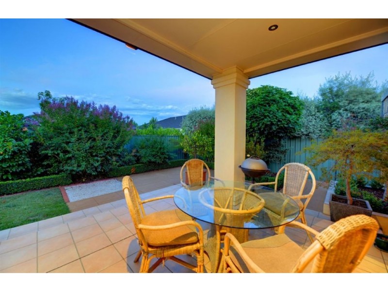 32 St Chester Avenue, Lake Gardens VIC 3355