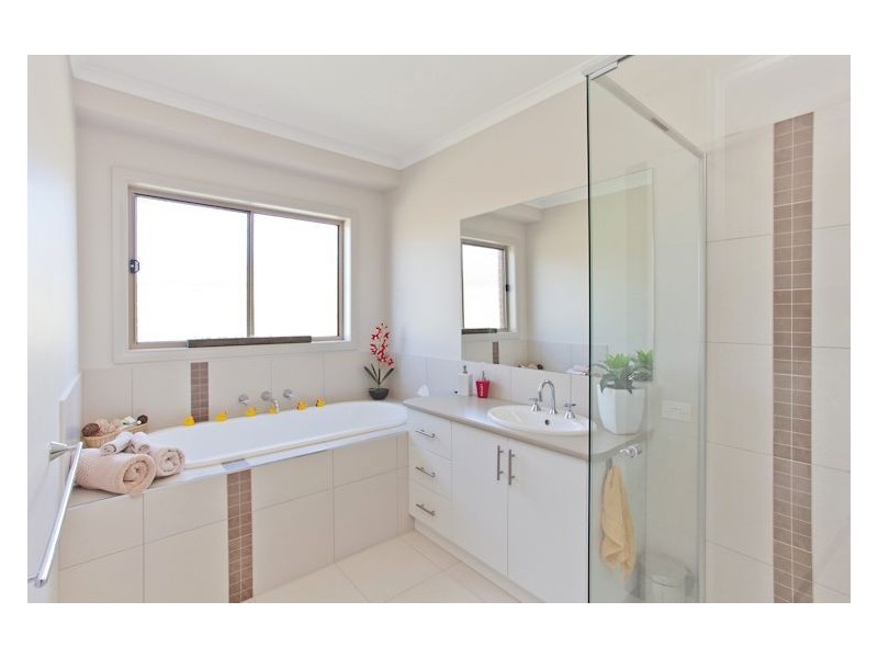 18 Waterford Drive, Miners Rest VIC 3352