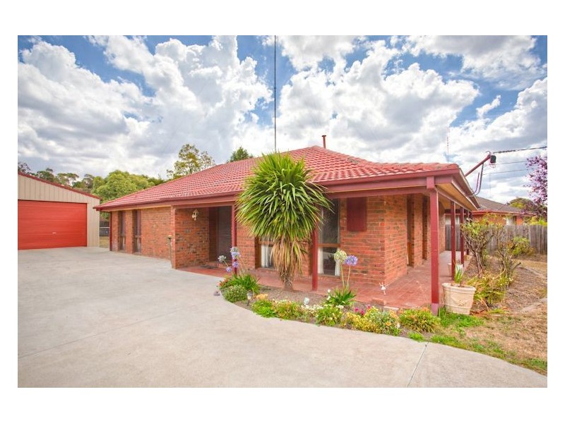 10 Semillon Grove, Mount Clear VIC 3350