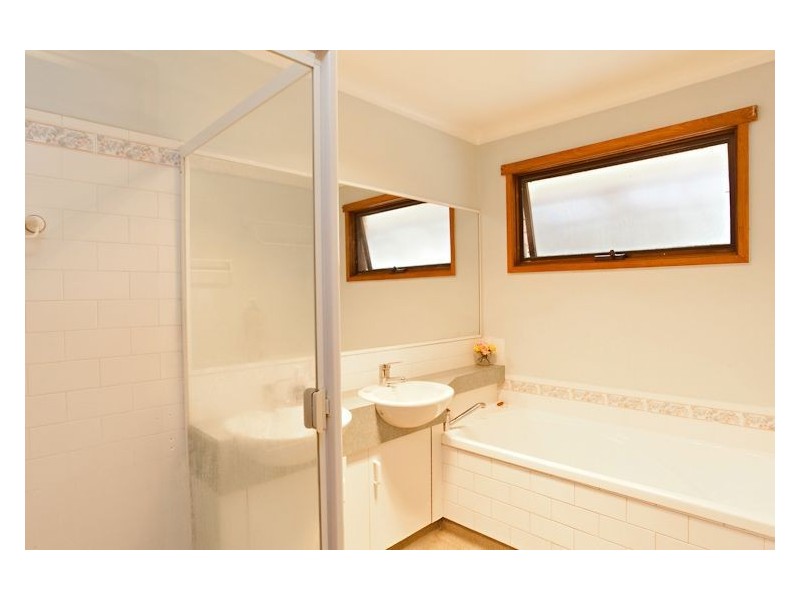 10 Semillon Grove, Mount Clear VIC 3350