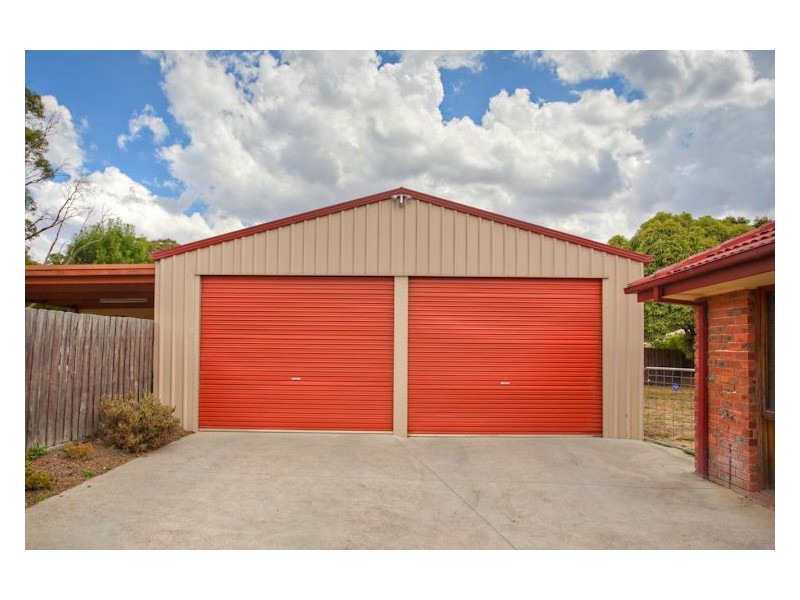 10 Semillon Grove, Mount Clear VIC 3350