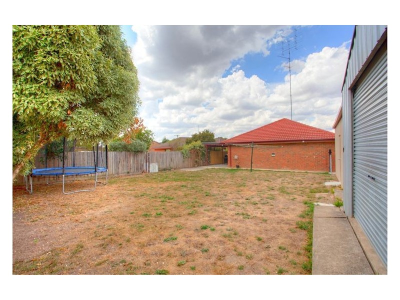 10 Semillon Grove, Mount Clear VIC 3350