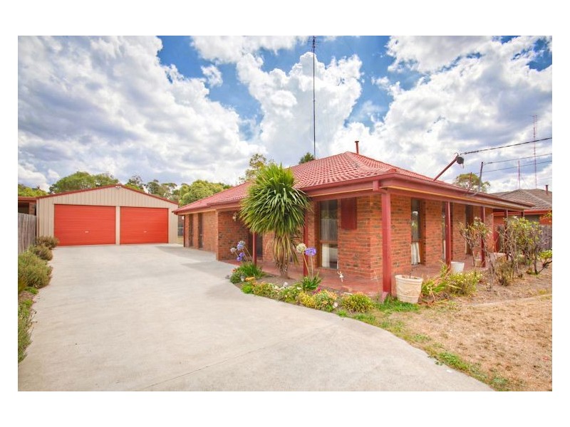 10 Semillon Grove, Mount Clear VIC 3350
