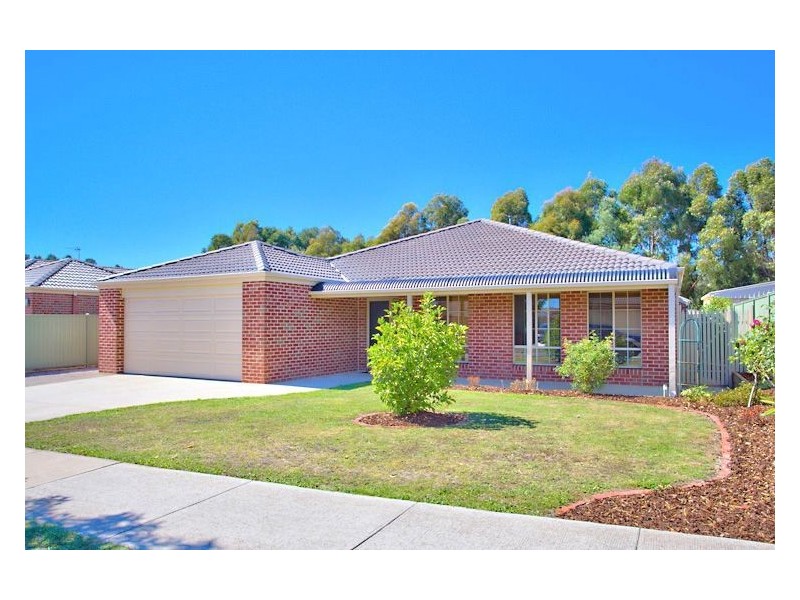 8 Clayton Park Drive, Canadian VIC 3350