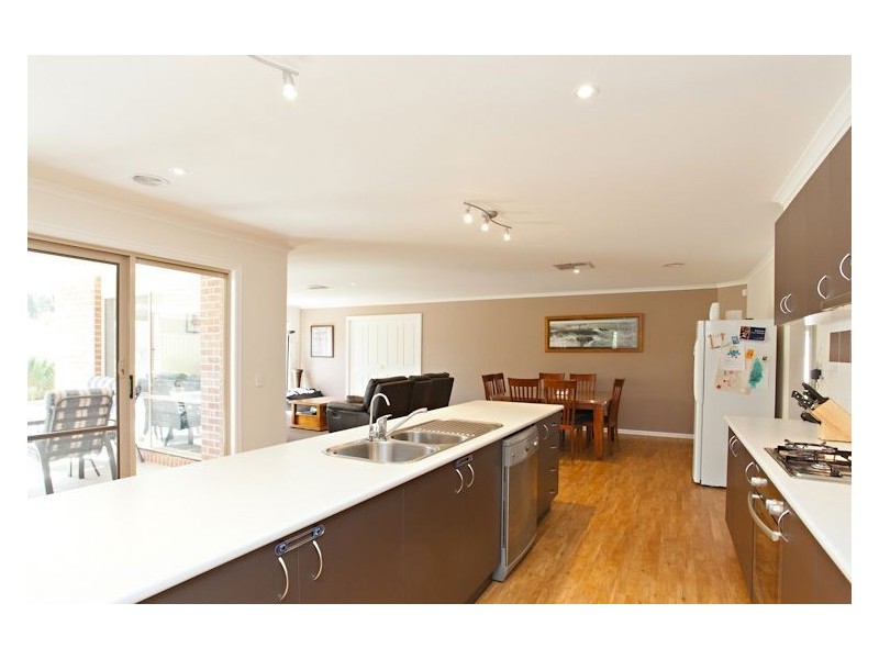 8 Clayton Park Drive, Canadian VIC 3350