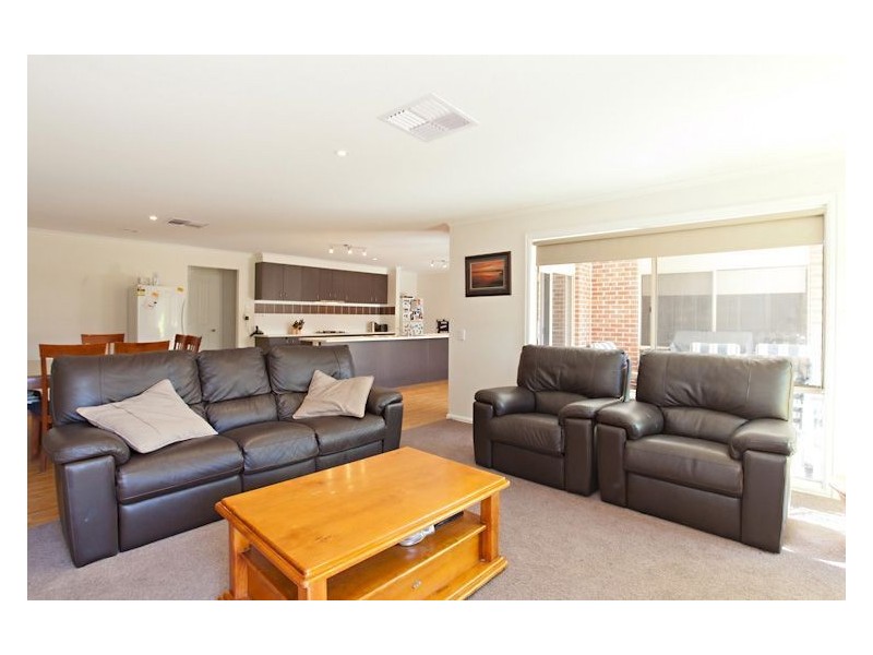 8 Clayton Park Drive, Canadian VIC 3350