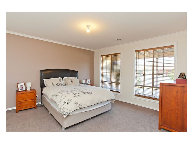 8 Clayton Park Drive, Canadian VIC 3350