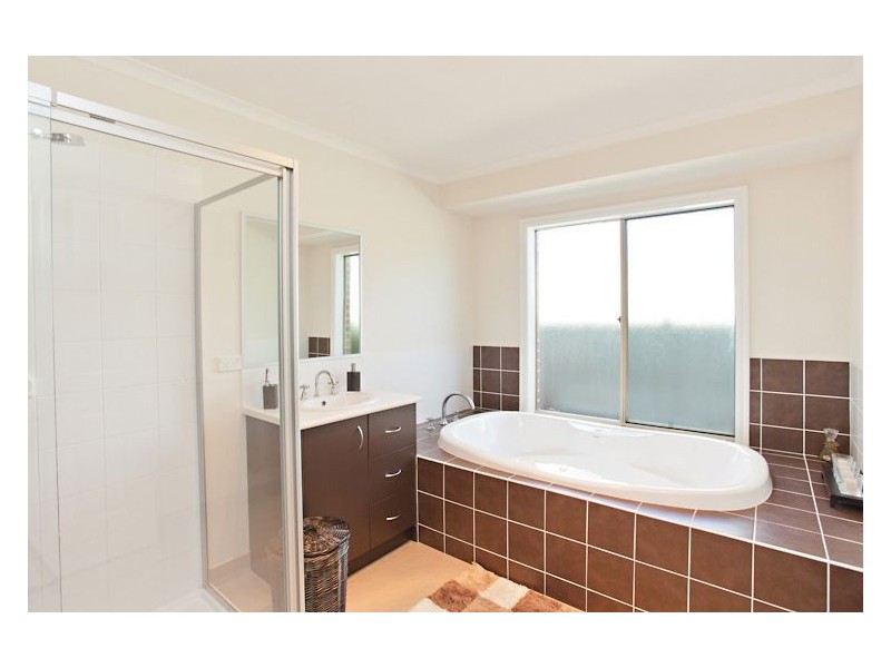 8 Clayton Park Drive, Canadian VIC 3350