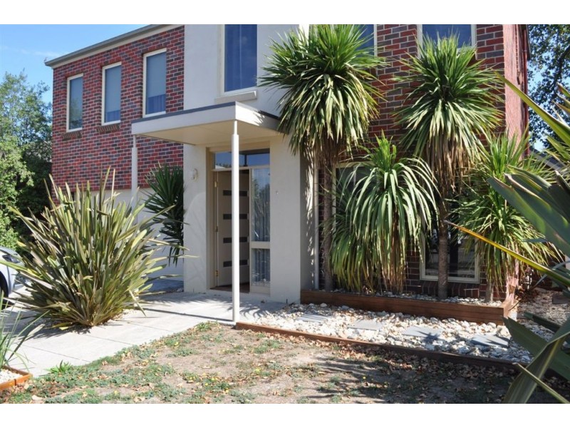 8 McPhee Place, Lake Gardens VIC 3355