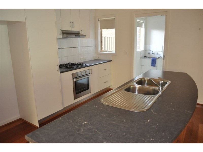 8 McPhee Place, Lake Gardens VIC 3355