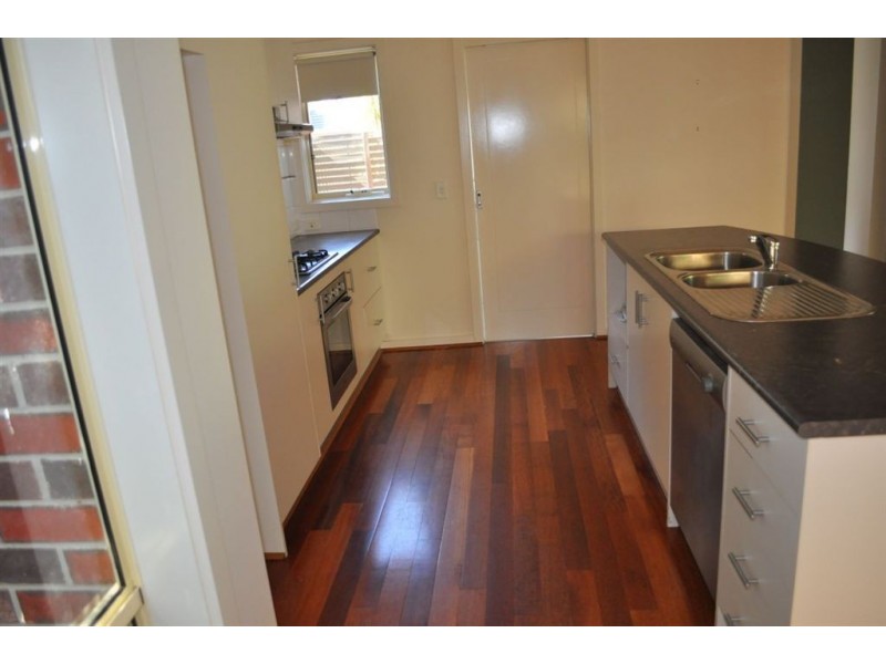 8 McPhee Place, Lake Gardens VIC 3355