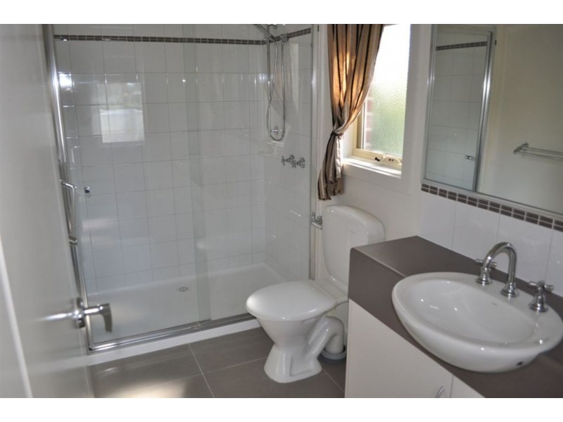 8 McPhee Place, Lake Gardens VIC 3355