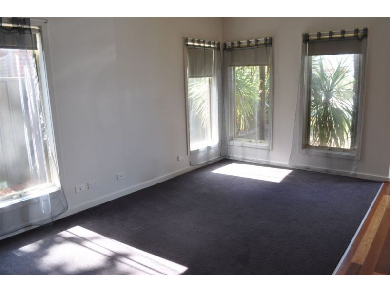 8 McPhee Place, Lake Gardens VIC 3355