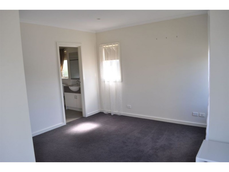 8 McPhee Place, Lake Gardens VIC 3355